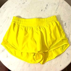 Lululemon hotty hot low rise 2.5” shorts